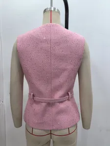 Detaillierte Rückansicht einer rosa Tweed-Weste mit Pailletten und passendem Gürtel