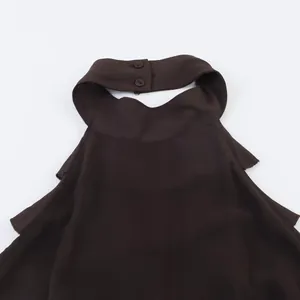 Detailansicht der dunkelbraunen Neckholder-Bluse mit Knopfverschluss und Stoffstruktur.