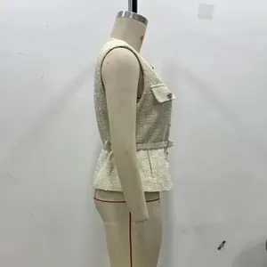 Detaillierte Seitenansicht einer eleganten cremefarbenen Tweed-Weste mit Pailletten und Gürtel