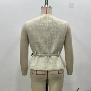 Rückansicht einer eleganten beigen Tweed-Weste mit Pailletten und passendem Gürtel