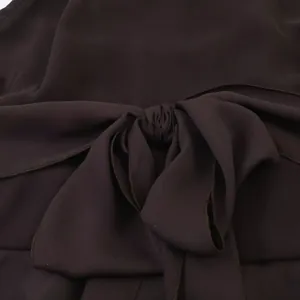 Nahaufnahme der Stofftextur und des Schleifenknotens dieses dunkelbraunen Neckholder-Tops