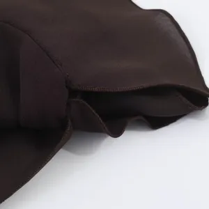 Detailaufnahme des dunkelbraunen Neckholder-Tops mit feinen Saumnähten und Stoffstruktur.