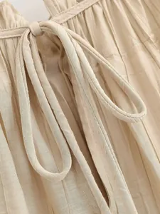 Dettaglio del top beige all'americana con coulisse e tessuto a bolle