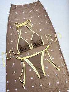 Set bikini tre pezzi marrone e giallo con gonna da spiaggia coordinata in mesh a pois