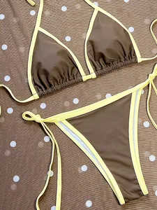 Dettaglio di un set bikini a due pezzi marrone con bordi gialli a contrasto