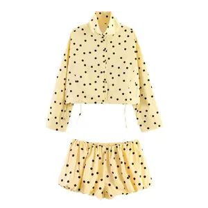 Modisches gelbes Polka-Dot-Jacke und passende Ballon-Shorts zweiteiliges Damen-Outfit