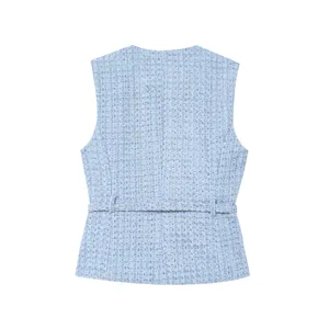 Detaillierte Rückansicht einer hellblauen Tweed-Weste mit Pailletten und Gürteldetail.
