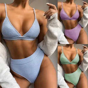 Vista detallada del conjunto de bikini de talle alto en azul claro lila y menta