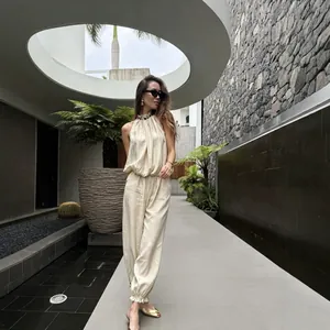 Elegante set top all'americana beige e pantaloni a lanterna coordinati per look estivi chic