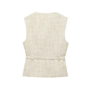 Detaillierte Rückansicht einer eleganten beige Tweed-Weste mit Pailletten und passendem Gürtel