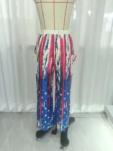 Pantalones anchos con estampado de bandera americana en maniquí con grandes bolsillos