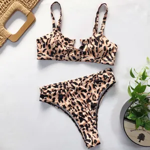 Leopardenmuster Bikini-Set Detailansicht mit modischem Muster und hohem Taillenschnitt