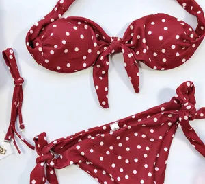 Gros plan d'un bikini rouge à pois montrant le tissu gaufré texturé et les motifs