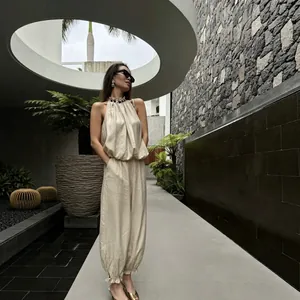 Set beige da donna con top all'americana con perline e pantaloni a lanterna stile elegante