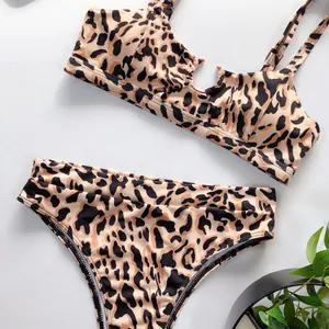 Detailansicht eines zweiteiligen Bikinis mit Leopardenmuster auf weißem Hintergrund