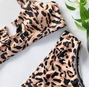 Nahaufnahme eines modischen Bikini-Sets mit Leopardenmuster und roségoldenen Details