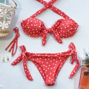 Gros plan d'un ensemble bikini rouge à pois blancs avec un joli nœud décoratif devant