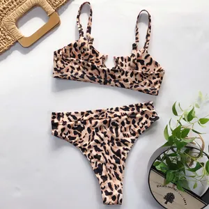 Damen-Bikini-Set mit Leopardenmuster, hohem Beinausschnitt und verstellbaren Trägern.