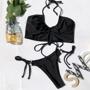Bikini deux pièces noir avec haut dos nu froncé et bas de maillot à nouer sur le côté