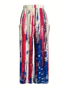 Detalle de pantalones de talle alto con pernera ancha y estampado de bandera americana