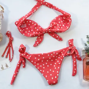 Gros plan détaillé de l'ensemble bikini rouge à pois avec tissu côtelé texturé