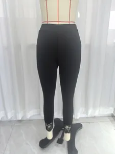 Legging moulant élastique noir à taille haute avec détails en dentelle délicate aux chevilles