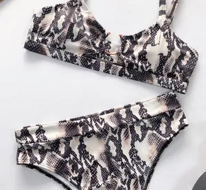 Elegantes zweiteiliges Bikini-Set mit Schlangenmuster, hoher Taille und Ring-Detail