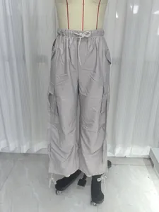 Detailansicht graue lockere Cargo-Hose für Damen mit Kordelzug auf einer Schaufensterpuppe
