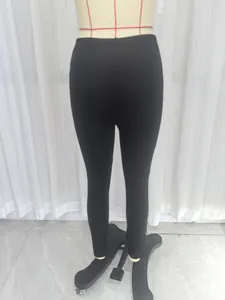 Vooraanzicht van zwarte elastische compressieleggings met hoge taille op een paspop