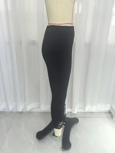 Vue détaillée d'un legging noir taille haute avec patchwork de dentelle à l'ourlet
