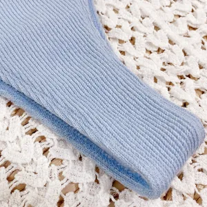 Vista detallada de la textura acanalada azul claro de este conjunto de bikini para mujer