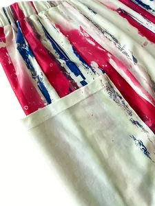 Detalle del estampado abstracto en 3D y el bolsillo de un pantalón de verano ancho para mujer