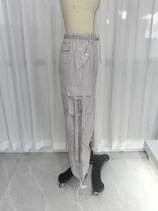 Detaillierte Seitenansicht der grauen Cargohose mit mehreren Taschen und langen Riemen