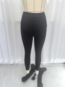 Vue arrière d'un legging extensible noir à taille haute sur un mannequin de couture