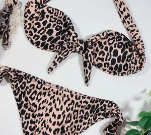 Gros plan sur un ensemble bikini léopard avec texture côtelée et détail de nœud papillon