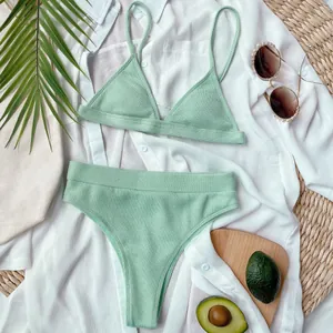 Detalle de un conjunto de bikini de punto acanalado verde menta en un ambiente de verano