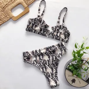 Detail einer flach liegenden Schlangenhaut-Bikini mit hoher Taille