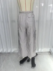 Rückansicht einer grauen Cargo-Hose mit mehreren Taschen und Kordelzug am Saum