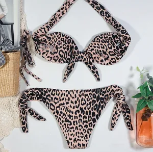 Détail d'un ensemble bikini léopard élégant avec bas à nouer et haut dos nu chic