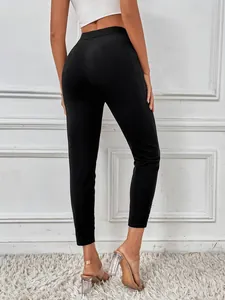 Gros plan sur un pantalon noir extensible avec détails de patchwork en dentelle fine