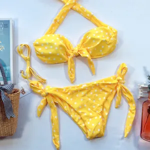 Vue détaillée du bikini jaune à pois avec tissu texturé et nœuds décoratifs
