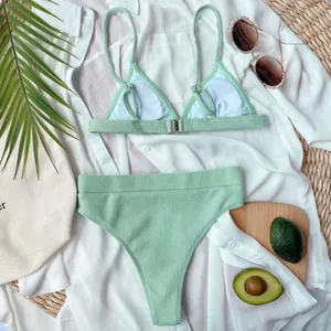 Primer plano de la textura de tela acanalada verde menta de un bikini de dos piezas
