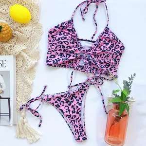 Ensemble bikini léopard rose à plat avec des accessoires de décoration d'été élégants