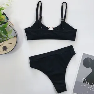Detailansicht eines klassischen schwarzen zweiteiligen Bikinis mit modischer hoher Taille
