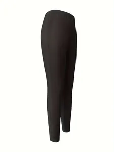 Gedetailleerd overzicht van zwarte elastische legging met hoge taille en naden