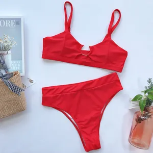 Detailansicht eines roten zweiteiligen Bikinis mit hoher Taille und Ringdetail am Oberteil.