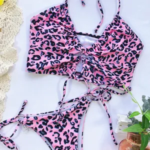 Gros plan sur un ensemble bikini imprimé léopard rose avec des détails à nouer et haut licou