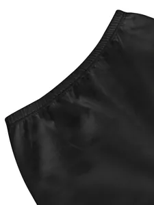 Detail van zwarte legging met hoge taille, elastische tailleband en gladde stof