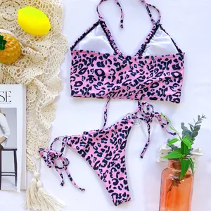 Ensemble bikini imprimé léopard rose avec haut licou et bas à nouer