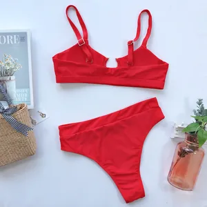 Detaillierte Flachbildansicht eines leuchtend roten Zweiteiler-Bikinis mit hoher Taille